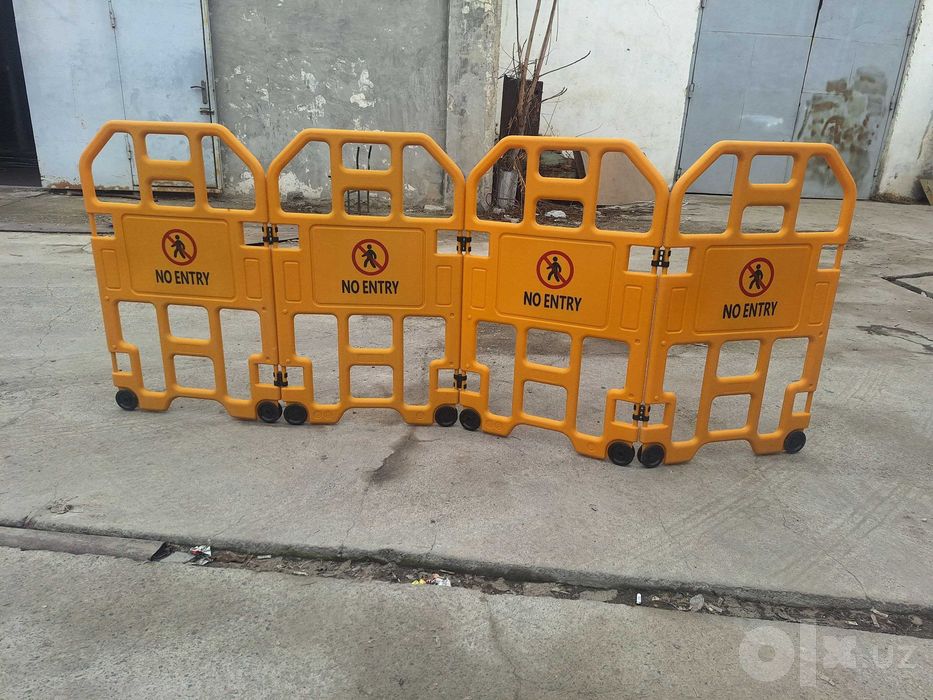 Жёлтые переносные ограждения “No Entry” / дорожные барьеры, пластиковы