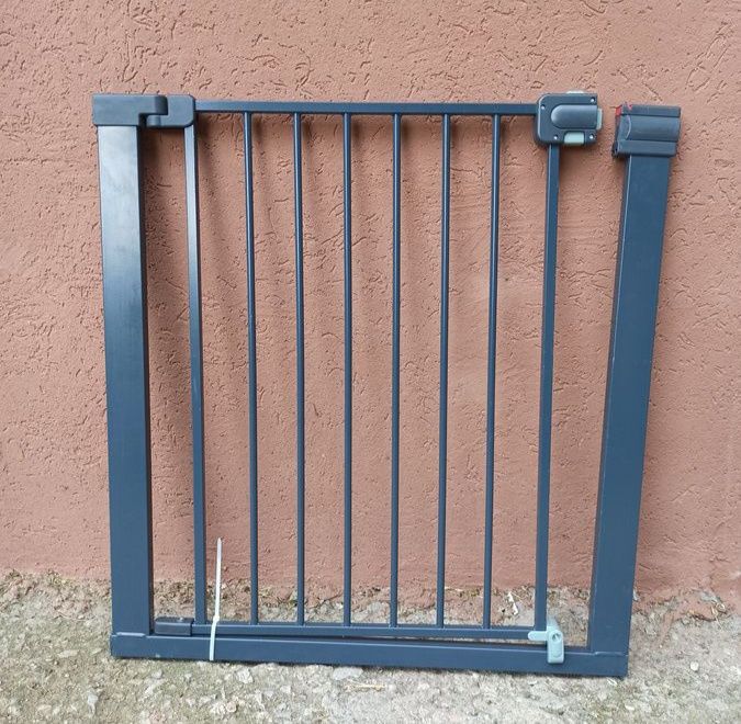 Poartă de siguranță cu extensie opțională de 7, 14, 28  cm. (NOUĂ)