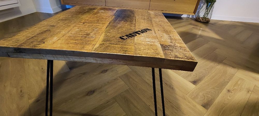Маса от естествено масивно мангово дърво с черни метални крака