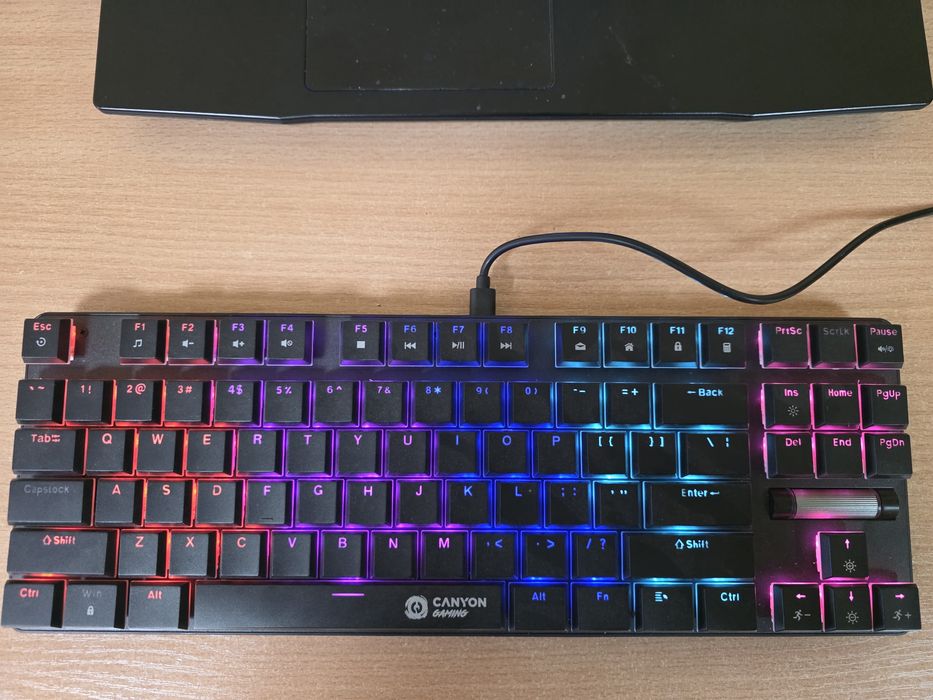 Геймърска механична клавиатура Canyon Gaming RGB – червени суичове
