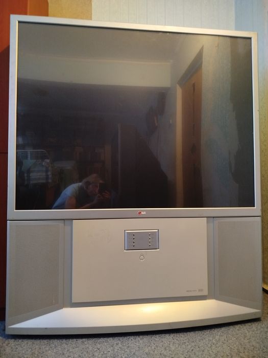 Телевизор напольный LG