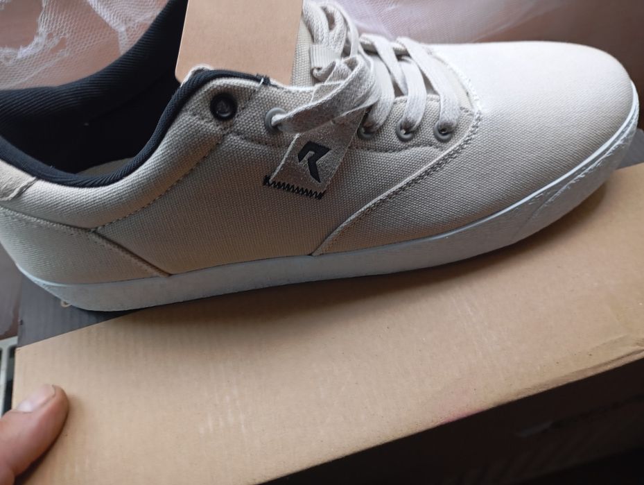 Teniși noi cu etichetă