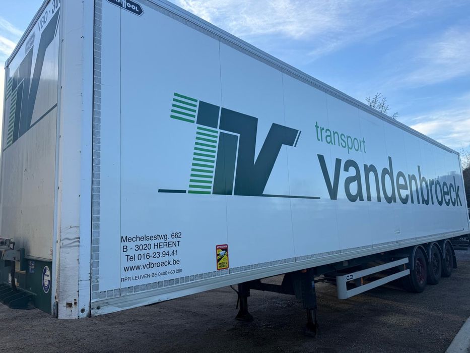 Semiremorca box inchis