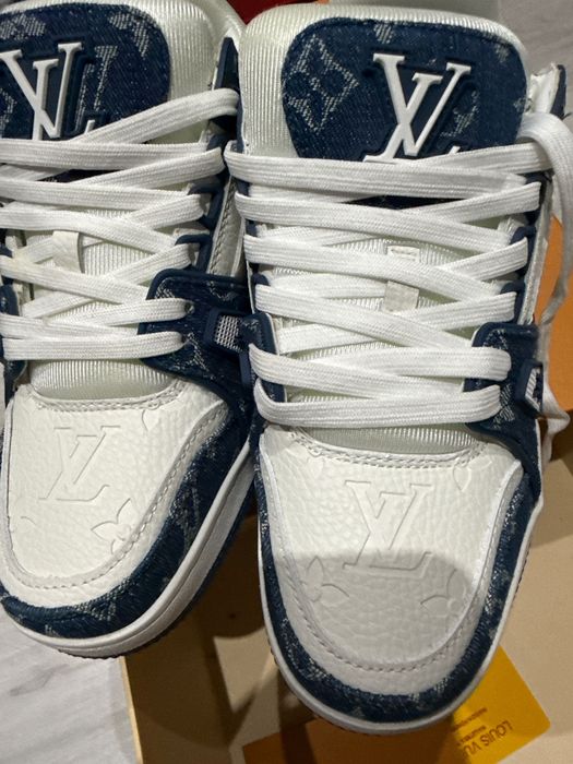 Sneakersi de vanzare