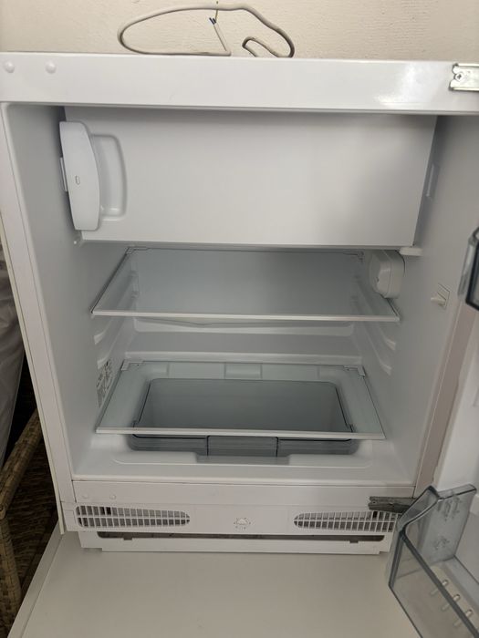 Хладилник за вграждане под плот Electrolux