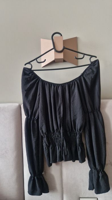 Черна блуза с паднали рамене