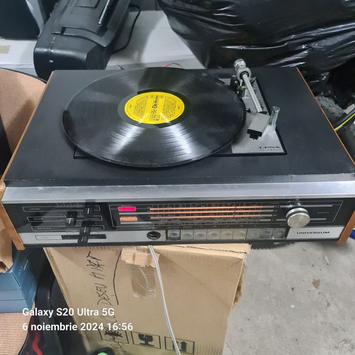 Radio pikap Universum ani 80 impecabil