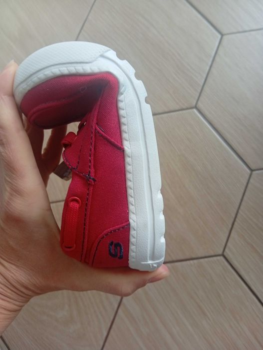 Продам детские кроссовки Skechers