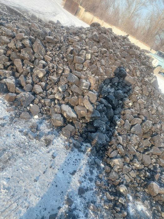 Уголь в мешках дрова в мешках