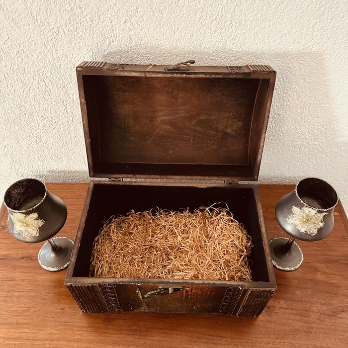 Декоративен дървен сандък + 2 винтидж бокала