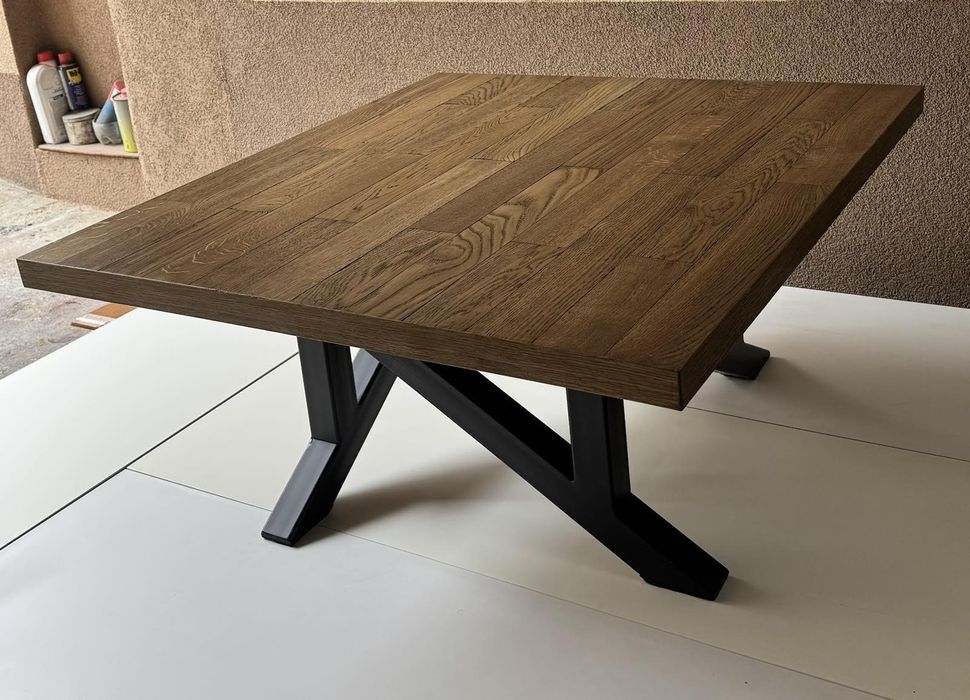 Холна маса с метални крака