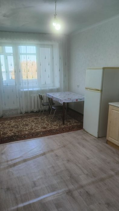 На подселение девушку жыть вместе.