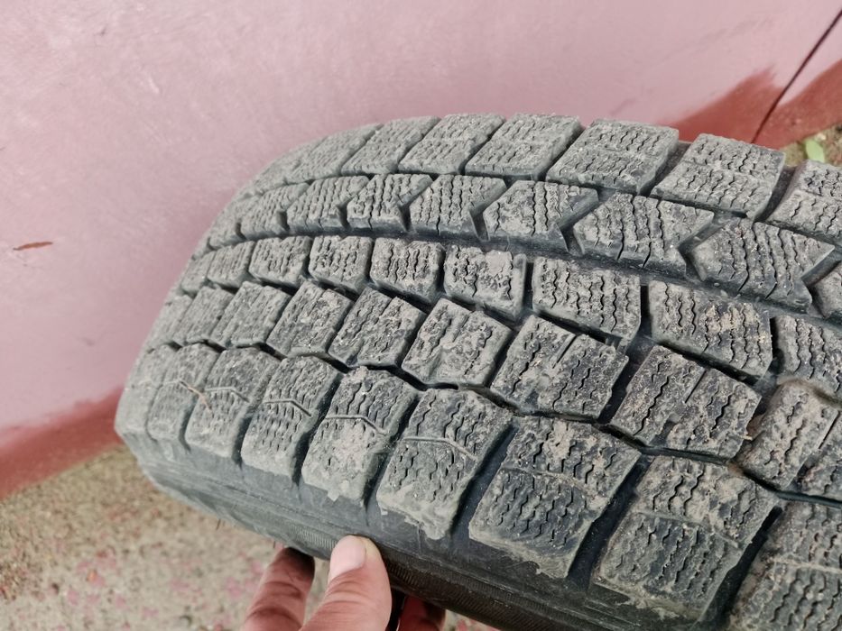 Продам зимние шины без шипов Данлоп