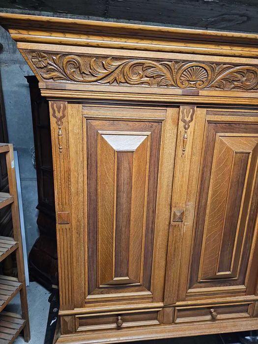 Витрина с дърворезба