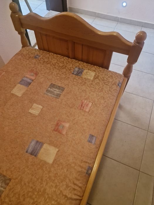 Продава се единично чамово легло с матрак