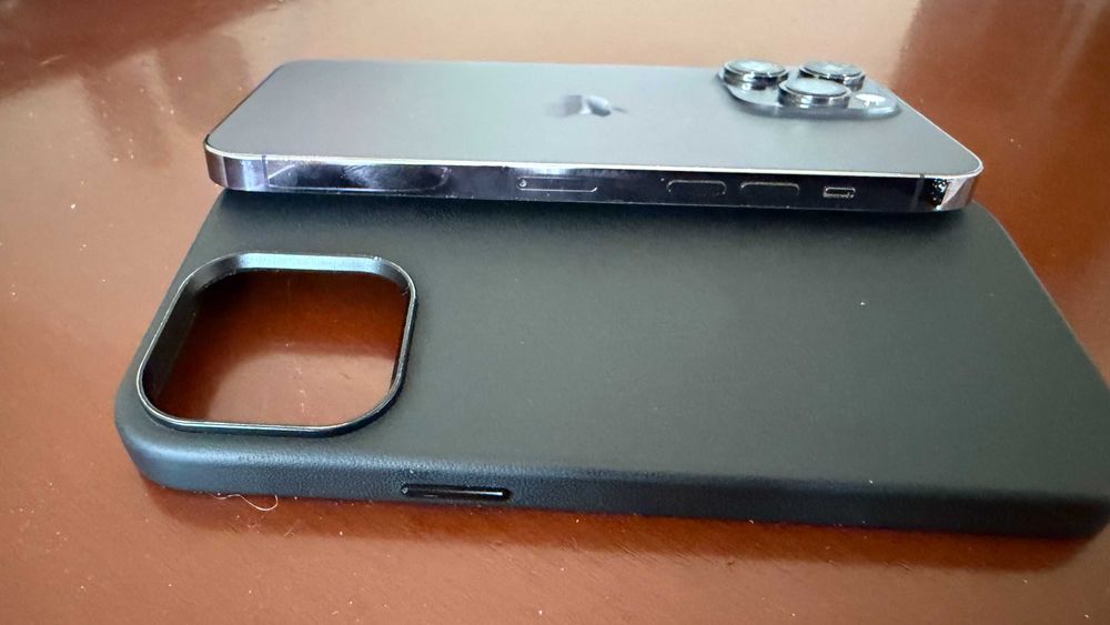 iPhone 14 Pro Max, 100% батерия и няколко калъфа с него