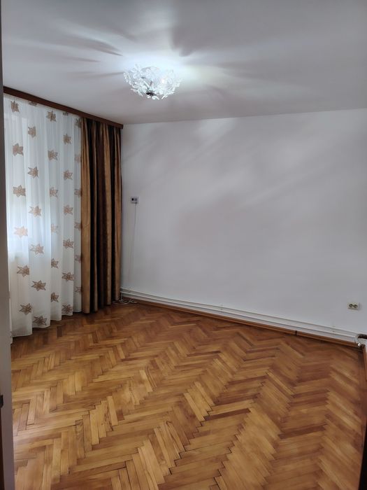Vând apartament 3 camere