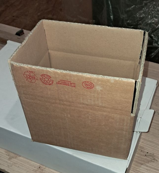 90 de cutii 22x15x14 cm.