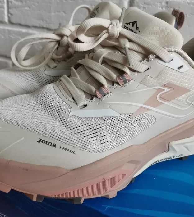 Маратонки JOMA номер 39.