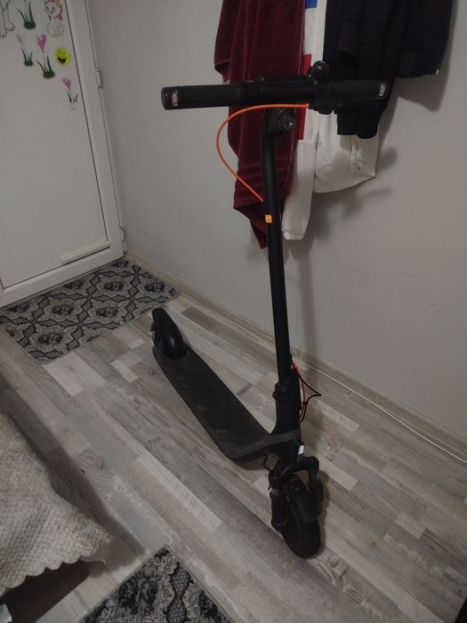 Продавам тротинетка Ninebot E2 plus ll максимална скорост 25km/h максимален обхват  25км 500w мотор 10,2 Ah батерия 8" колела черен