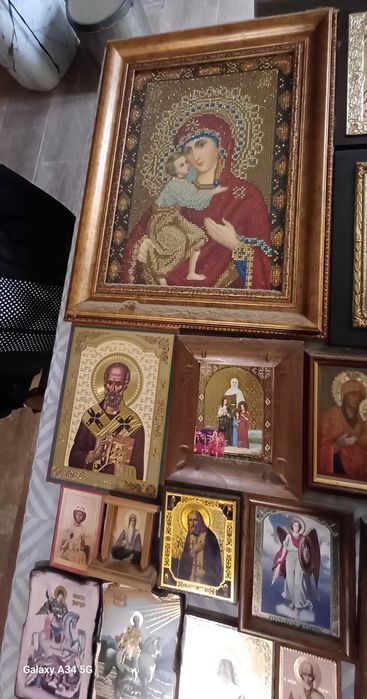 Продавам 20 броя икони