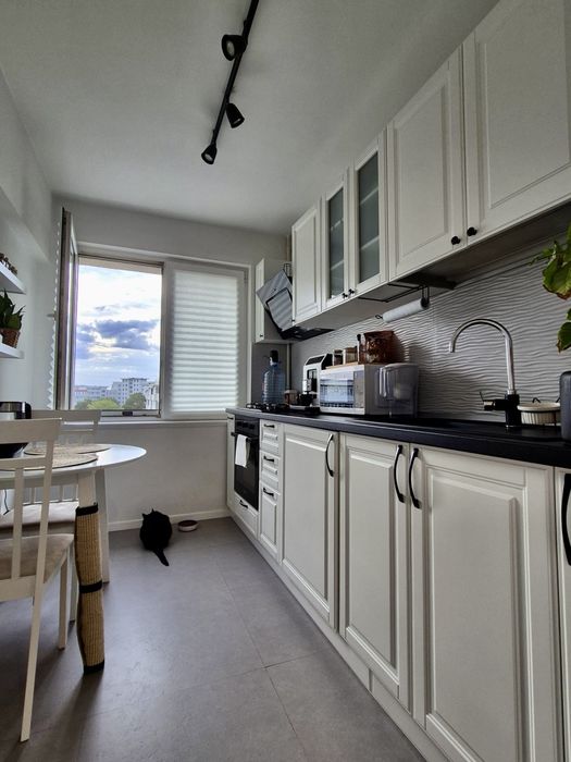 PROPRIETAR inchiriez apartament mobilat complet zona 1 mai metrou 3 min. Apartamentul este disponibil din 10 Octombrie