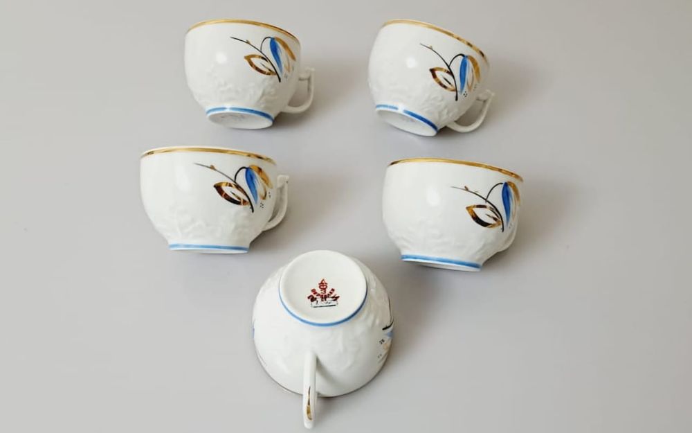 Фарфоровые чашки, кружки