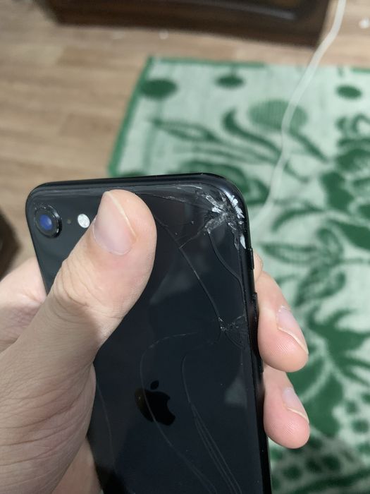 Продам Iphone Se 2020