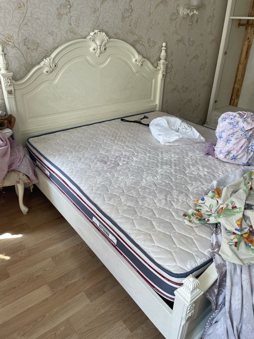 Продается Спальный гарнитур из массива дерева