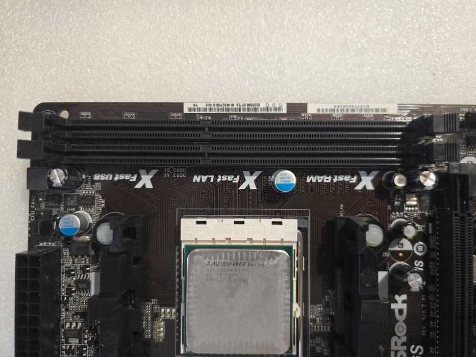 Placa de baza ASRock FM2A55M-DG , Socket FM2 + Procesor AMD A4 4000