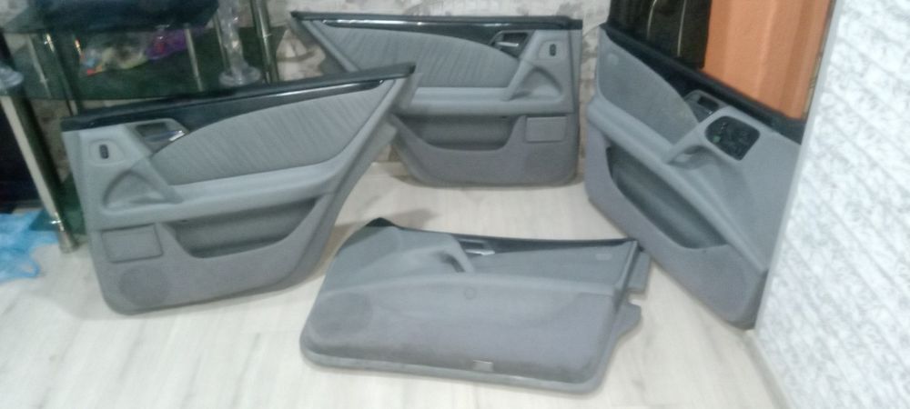 Сиденья,дверные обшивки Мерседес 210