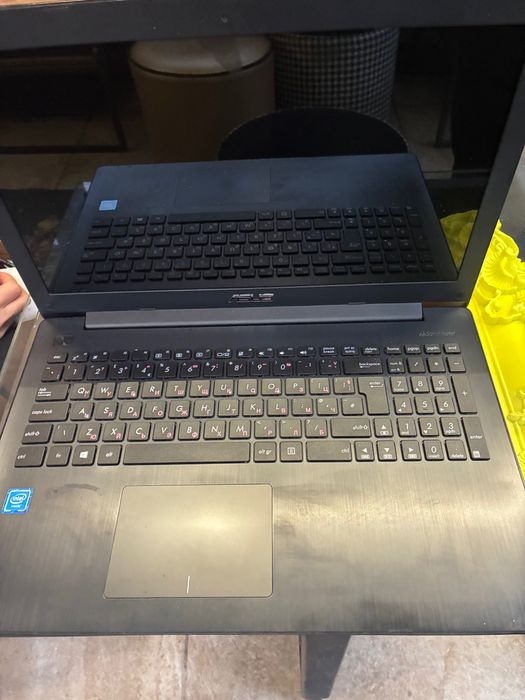 ASUS лаптопа е използван една година работи добре цената е в евро 500