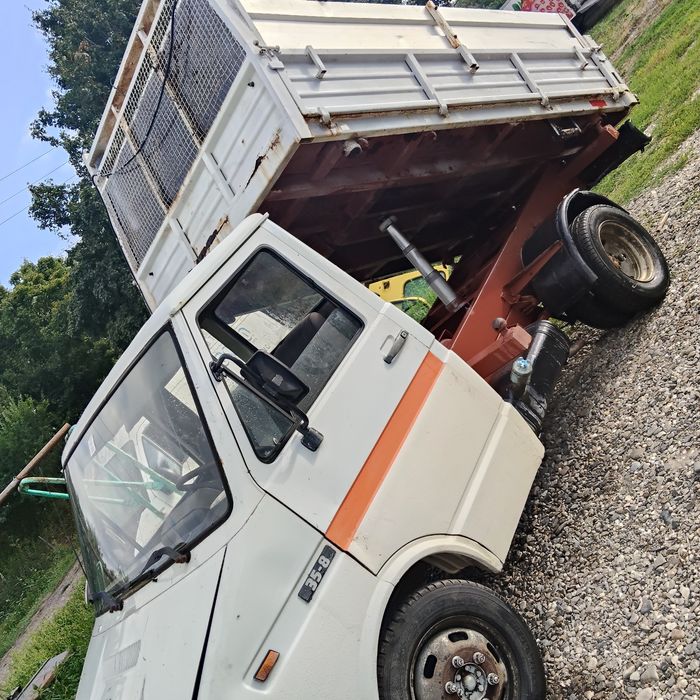 Iveco basculabil trei părți