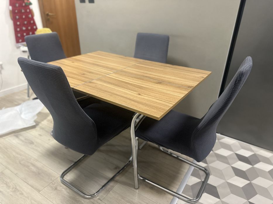 Маса с четири стола