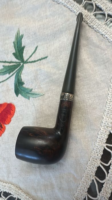 Pipă Dunhill. O bucată.