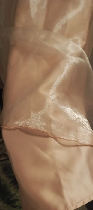 Розовое атласное платье