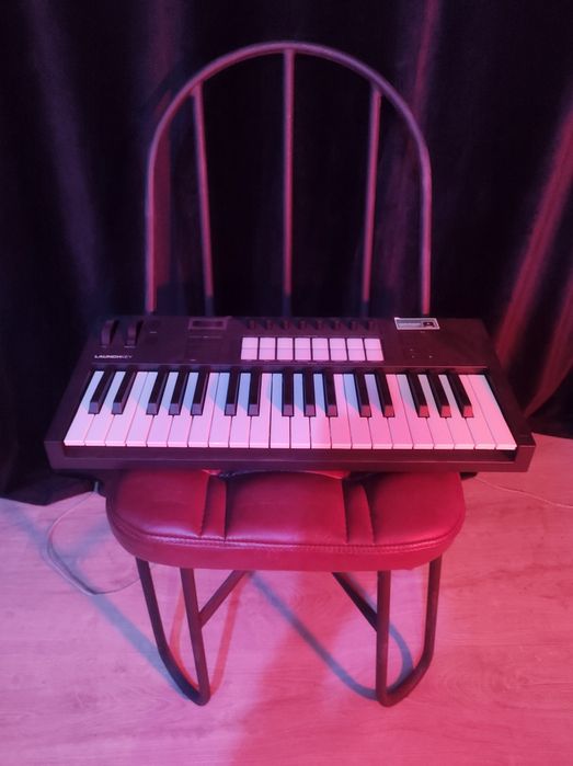 MIDI клавиатура Novation Launchkey 37 MK4 + педаль экспрессии