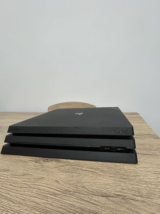 PlayStation 4 Pro 1TB + 2 Controllere + FIFA 23 + GTA V – Stare Excelentă