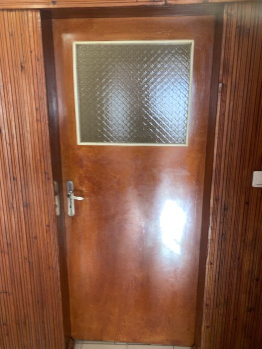 Дървени врати с каси и брави