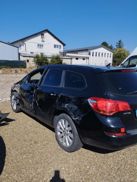 Opel Astra J avariat