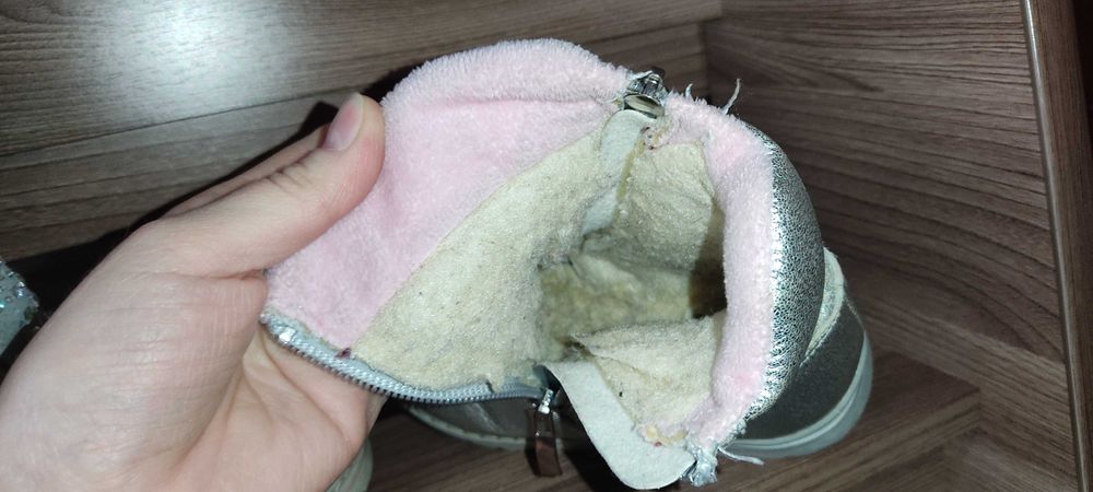 Продам теплые зимние ботинки на девочку