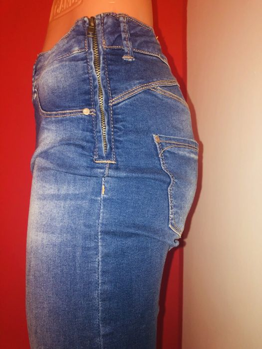 Blugi Bershka noi