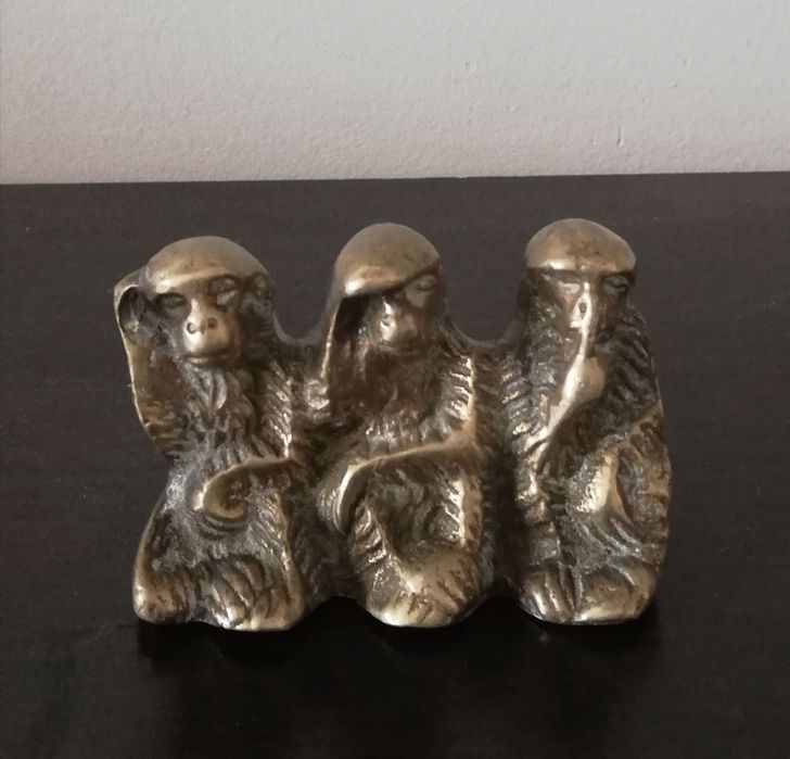 Красива малка статуетка от месинг на трите мъдри маймуни.