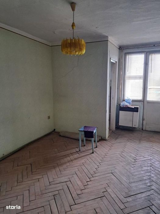 Garsoniera Ostrovului , etaj 4 , necesita renovare , 13.700 euro neg.