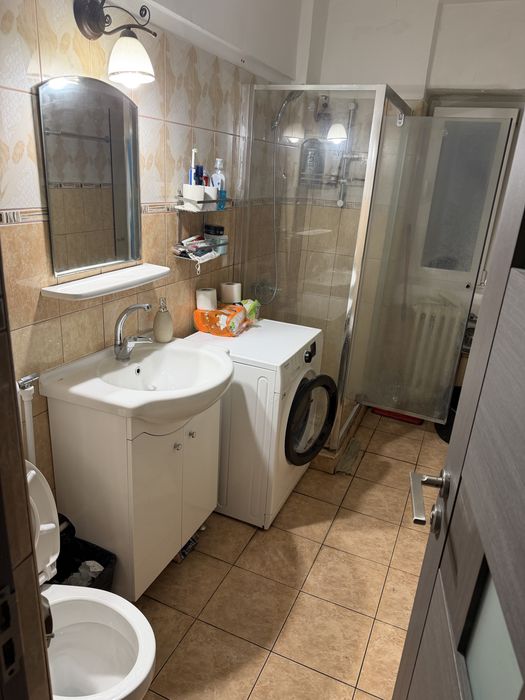 Camera de inchiriat in apartament  cu 4 camere  Pacurari
