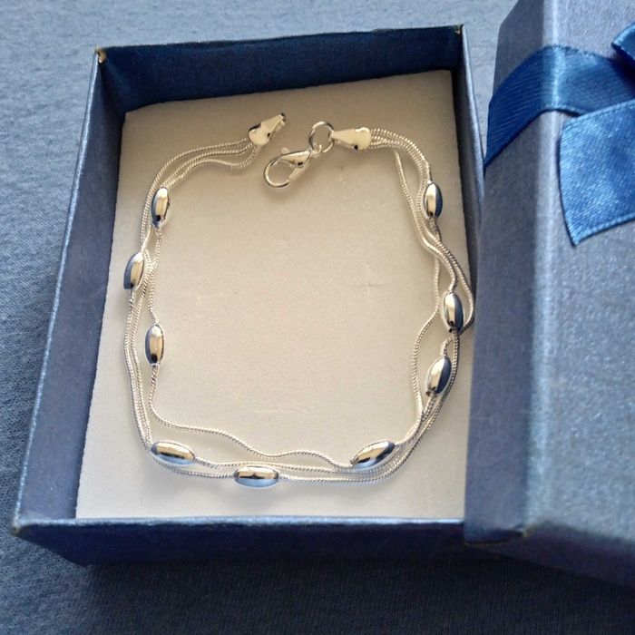 Нова, масивна,дамска сребърна гривна. В подаръчна кутия.