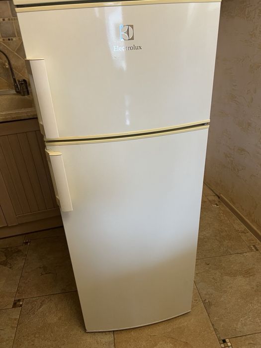 Хладилник Electrolux с камера, 145cm