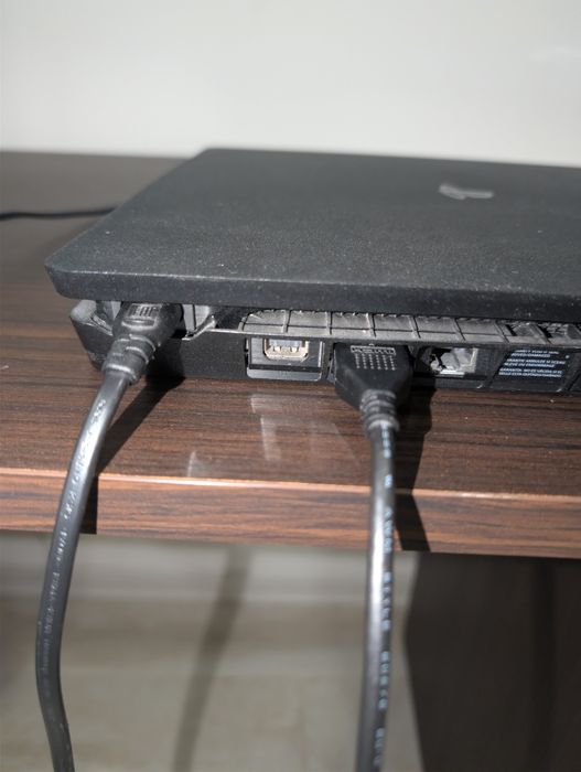 Ps 4 с 2 игри и 2 контролера