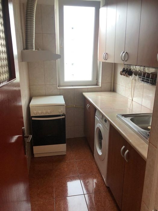 Inchiriez apartament 4 camere.