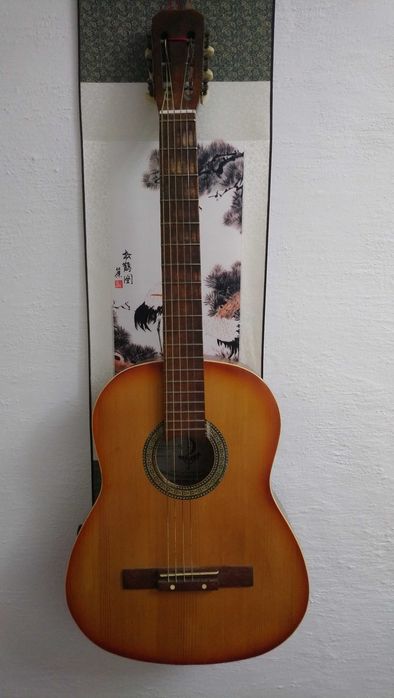 Пианино Лирика. Гитара шестиструнная с чехлом.